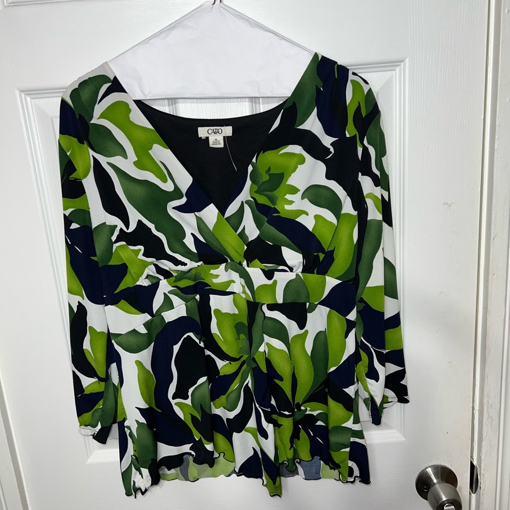 NWOT❗️CATO Blouse Women Green Floral V-Neck - Picture 2 of 4